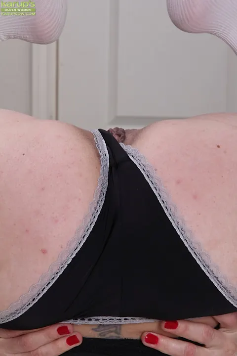 Alexis Smith: Busty Brunette MILF Fingers Her Hairy Pussy in Stockings – photo 10 of 16