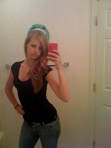 Woman in Jeans Shows Her Pussy in a Mirror Selfie