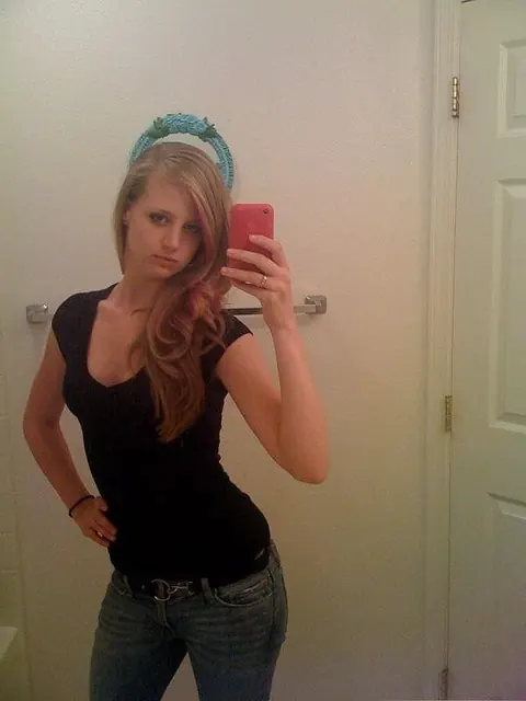 Woman in Jeans Shows Her Pussy in a Mirror Selfie – photo 1 of 20