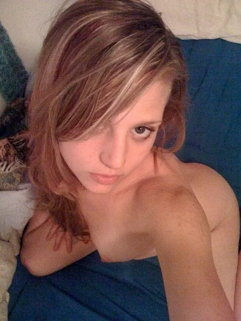 Woman in Jeans Shows Her Pussy in a Mirror Selfie – photo 4 of 20