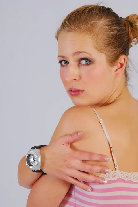 Redhead Amateur in Pigtails Shows Her Scuba Watch in Jeans – photo 12 of 16