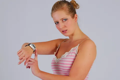 Redhead Amateur in Pigtails Shows Her Scuba Watch in Jeans – photo 3 of 16