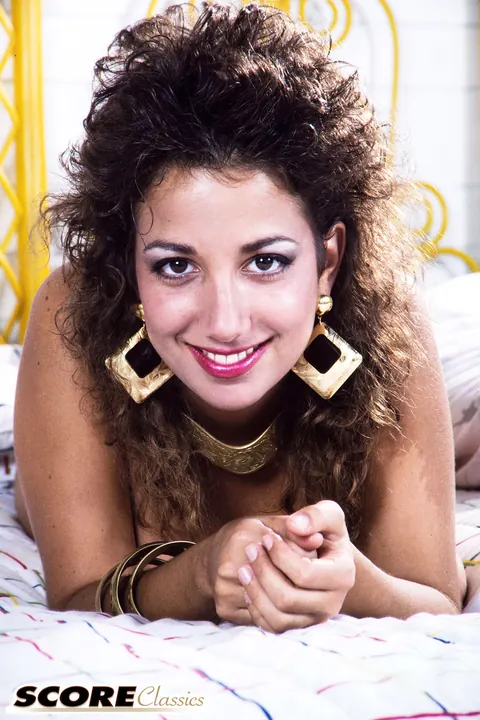 Devon Daniels: Hairy MILF with Big Natural Tits Spreads in the Bedroom – photo 9 of 16