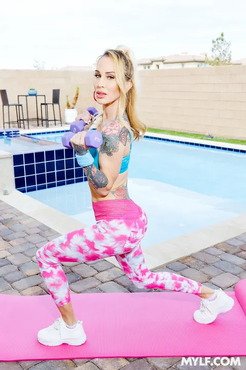 Sarah Jessie: Blonde MILF in Yoga Pants Gets Fucked After Facesitting – photo 1 of 21