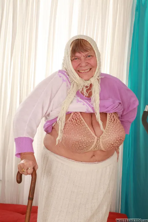 Busty Mature Woman Takes Interracial Creampie – photo 6 of 16