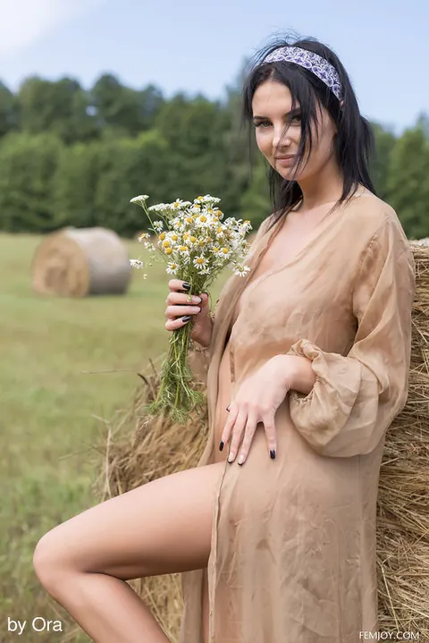 Simon Kitty: Brunette Spreads Her Shaved Pussy on a Hay Bale in the Field – photo 5 of 16