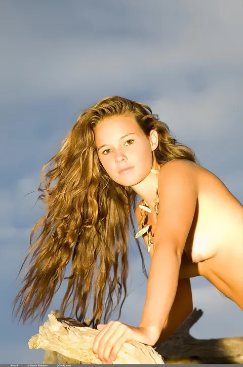 Slim Woman Spreads Her Legs and Shows Her Pussy Outdoors – photo 4 of 20