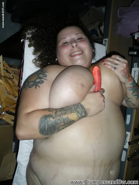 Tattooed BBW with Big Tits Masturbates with a Dildo in Stockings – photo 12 of 16
