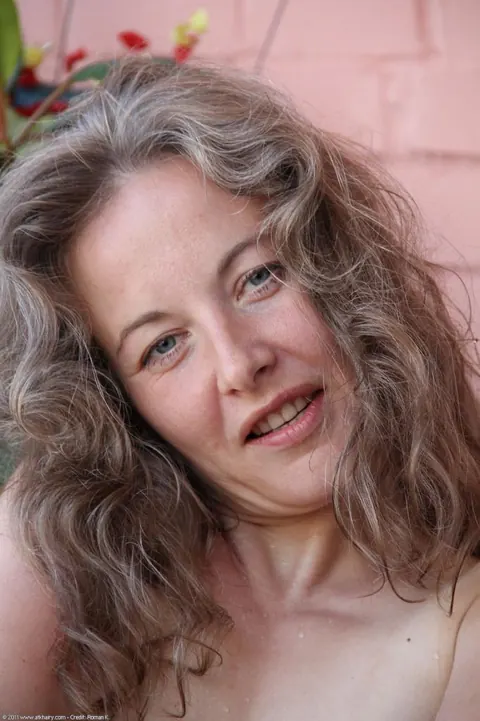 Tall Mature Woman Fingers Her Hairy Pussy Outdoors – photo 17 of 20