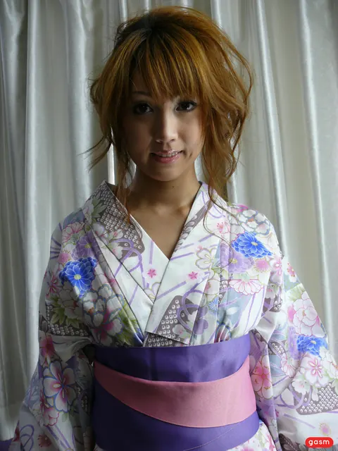 Yuki Mizuho: Japanese Redhead in a Uniform Skirt Poses for the Camera – photo 1 of 15