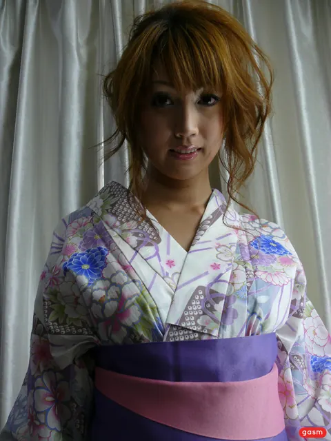 Yuki Mizuho: Japanese Redhead in a Uniform Skirt Poses for the Camera – photo 2 of 15