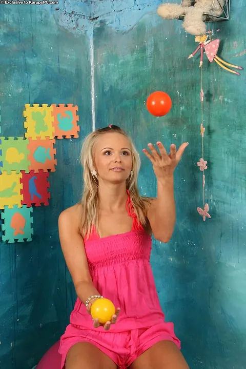 Jessica Bee: Skinny Czech Blonde Spreads Her Pussy – photo 1 of 21