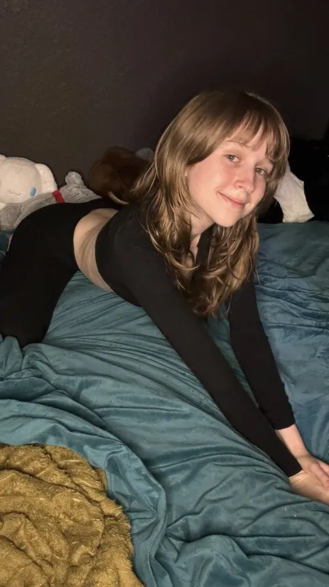 Petite Woman Poses in Stockings for Selfies – photo 7 of 11
