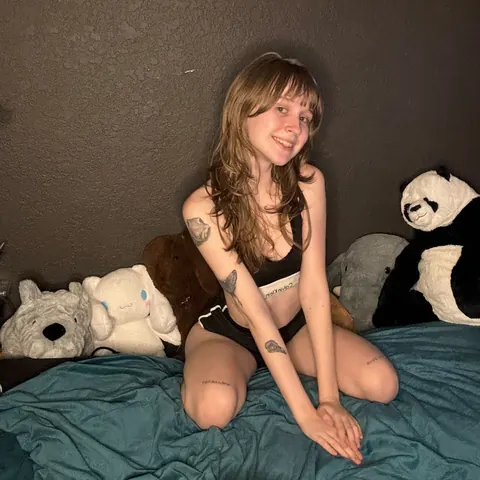 Petite Woman Poses in Stockings for Selfies – photo 2 of 11