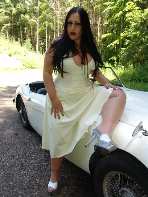 Ginger Mi: Curvy Redhead MILF Reveals Her Big Tits in the Car – photo 2 of 16