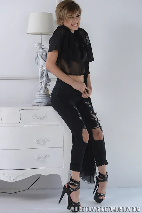 Aubrey Luna: Thick Latina Strips Out of Her Pants and Masturbates in Heels – photo 3 of 16