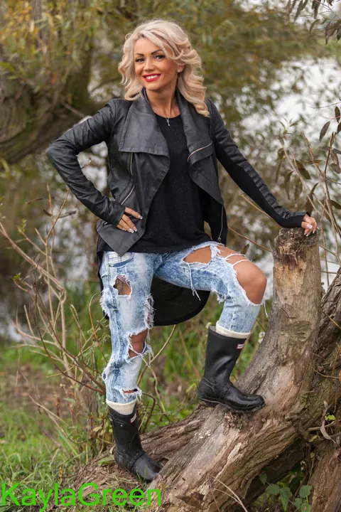 Kayla Green: Tall Russian MILF Poses Outdoors in Boots – photo 7 of 13