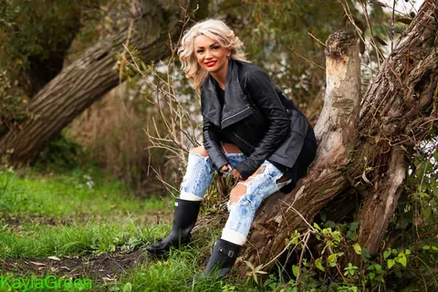 Kayla Green: Tall Russian MILF Poses Outdoors in Boots – photo 6 of 13