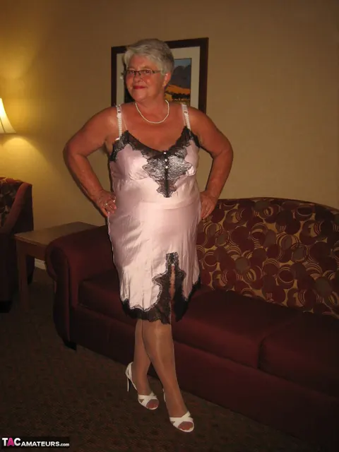 BBW in Stockings and Glasses Lets Her Boobs Loose – photo 11 of 20
