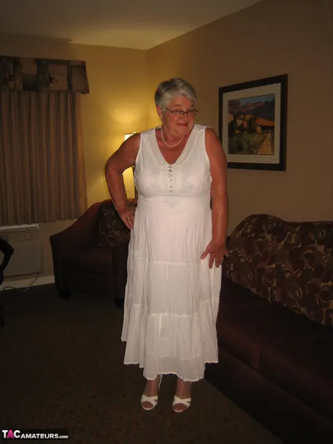 BBW in Stockings and Glasses Lets Her Boobs Loose – photo 1 of 20