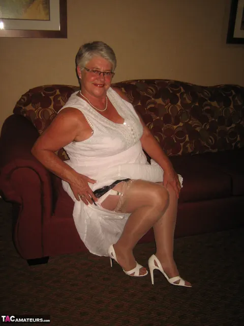 BBW in Stockings and Glasses Lets Her Boobs Loose – photo 6 of 20