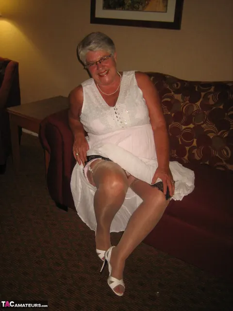 BBW in Stockings and Glasses Lets Her Boobs Loose – photo 5 of 20