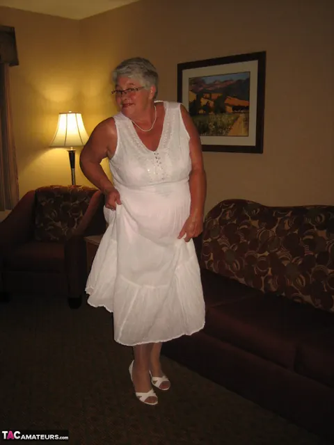 BBW in Stockings and Glasses Lets Her Boobs Loose – photo 2 of 20