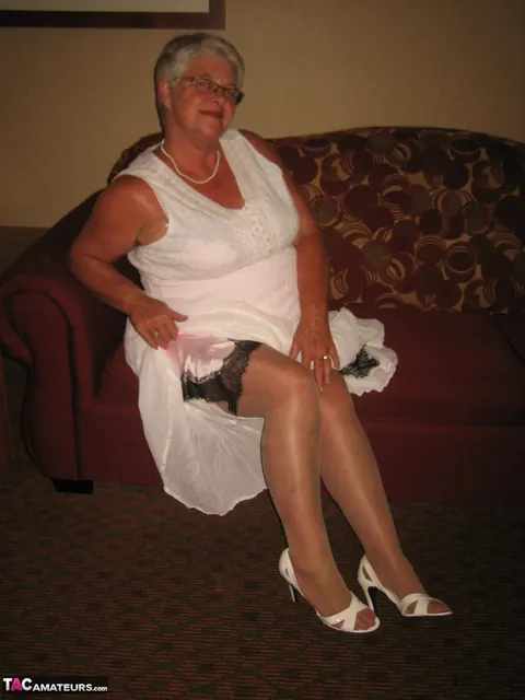BBW in Stockings and Glasses Lets Her Boobs Loose – photo 4 of 20