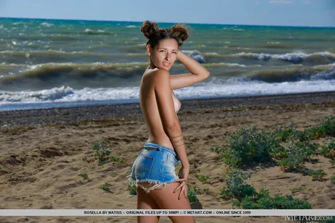 Woman Spreads Her Legs Nude on the Beach – photo 3 of 18