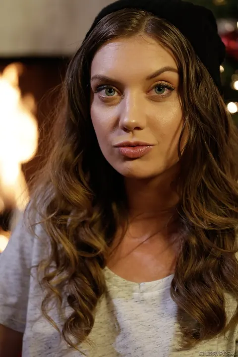Elena Koshka: Tall Russian Brunette Undresses for Christmas and Spreads Her Pussy – photo 5 of 21