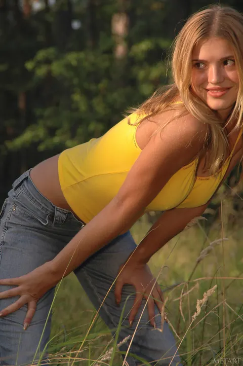 Busty Thick Blonde Strips Out of Her Jeans Outdoors – photo 4 of 21