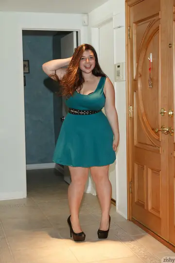 Carolina Munoz – Brunette BBW Strips Off Her Skirt and Panties