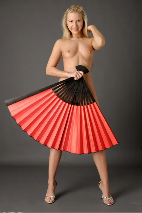 Woman Strips Nude and Shows Off Her Body – photo 7 of 21