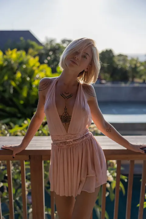 Short-Haired Blonde Shows Her Big Ass in a Skirt Outdoors – photo 6 of 13
