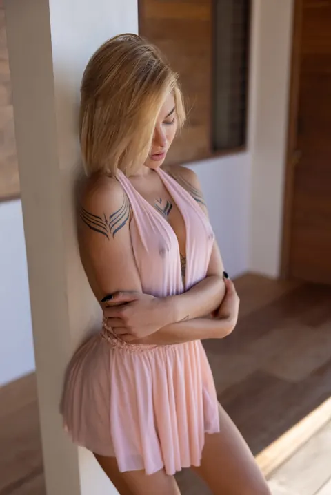 Short-Haired Blonde Shows Her Big Ass in a Skirt Outdoors – photo 9 of 13