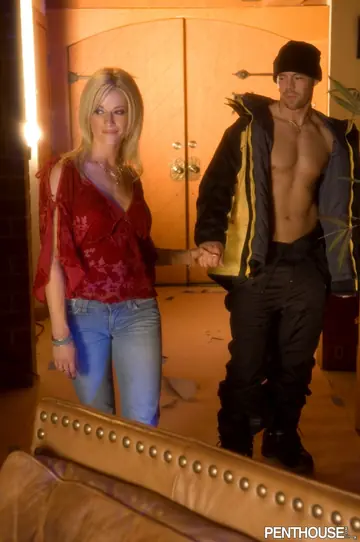Lauren Kain – Two Blonde MILFs in Jeans Suck and Fuck a Muscled Guy in a Threesome