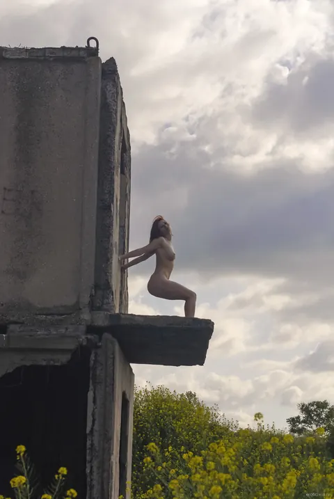 Redhead PAWG Poses Nude Outdoors Showing Her Shaved Pussy – photo 17 of 21