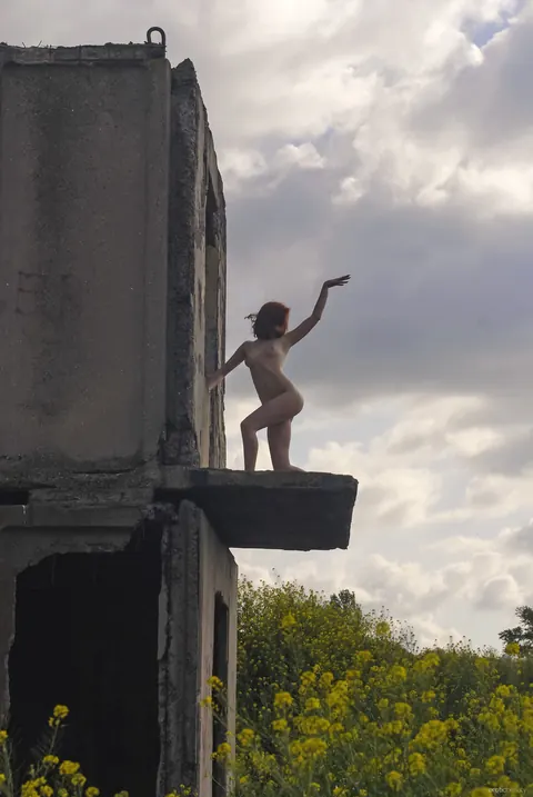 Redhead PAWG Poses Nude Outdoors Showing Her Shaved Pussy – photo 18 of 21