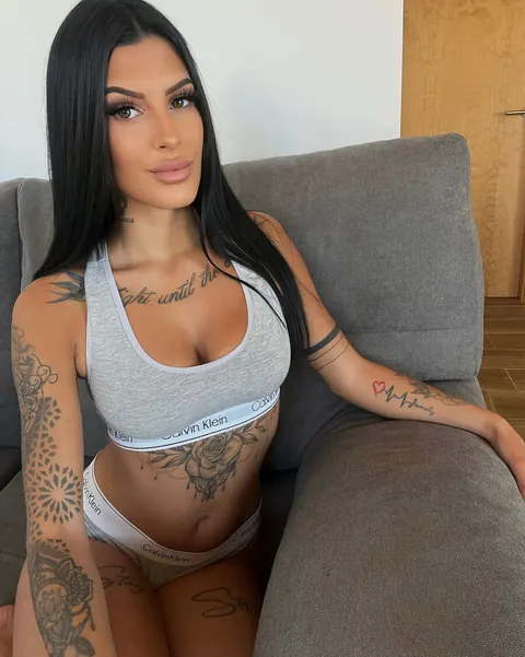 PAWG in Lingerie and Shorts Poses for Selfies – photo 8 of 13