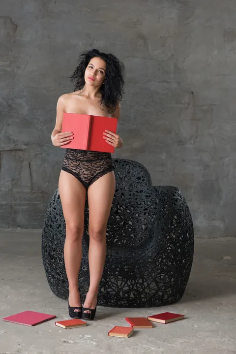 Semmi A: Tall Brunette Strips Nude and Poses for the Gallery – photo 12 of 21
