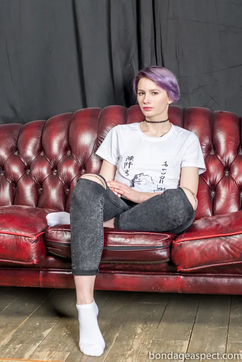 Short-Haired Woman Spreads Her Toes in Jeans and Socks – photo 6 of 12