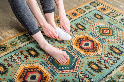 Short-Haired Woman Spreads Her Toes in Jeans and Socks – photo 4 of 12