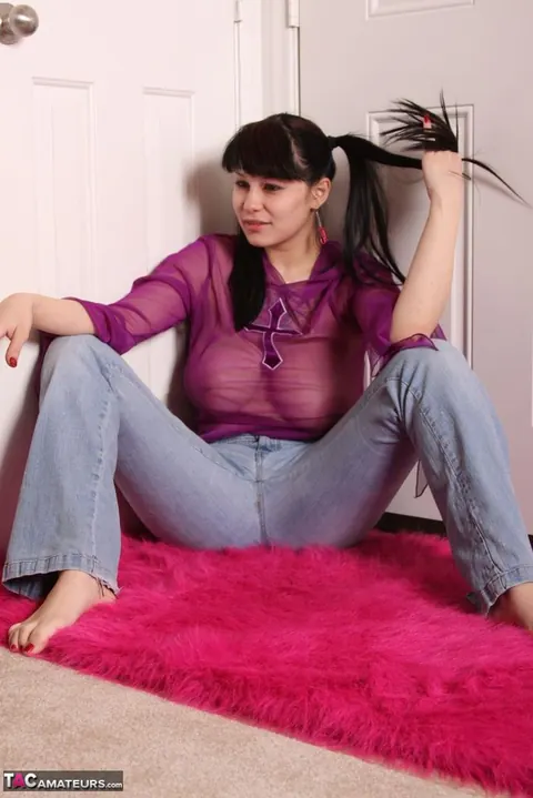 Susy Rocks: Tall Brunette with Big Tits Poses in Jeans – photo 2 of 20