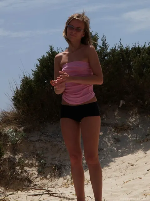 Sylvie Sinner: Slim Czech MILF Undresses and Spreads on the Beach – photo 2 of 21