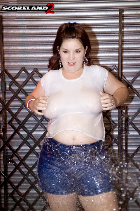 Trish Bailey: Brunette BBW Strips Out of Her Shorts in the Garden – photo 7 of 15