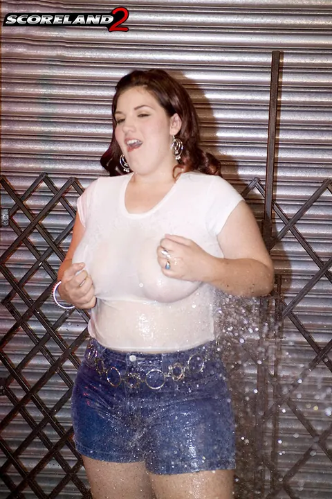 Trish Bailey: Brunette BBW Strips Out of Her Shorts in the Garden – photo 6 of 15