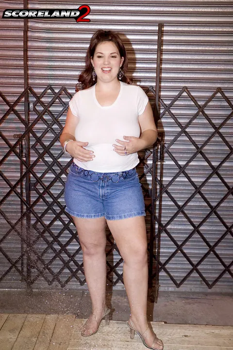 Trish Bailey: Brunette BBW Strips Out of Her Shorts in the Garden – photo 5 of 15