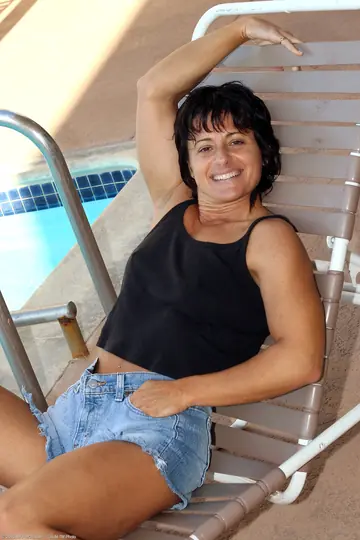 Short-Haired Athletic MILF Strips Out of Her Shorts and Spreads Her Pussy