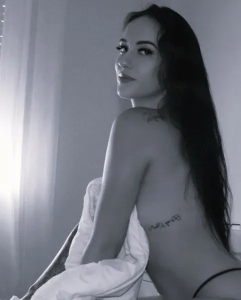 Woman in Lingerie Strips Nude and Poses Slowly – photo 4 of 16