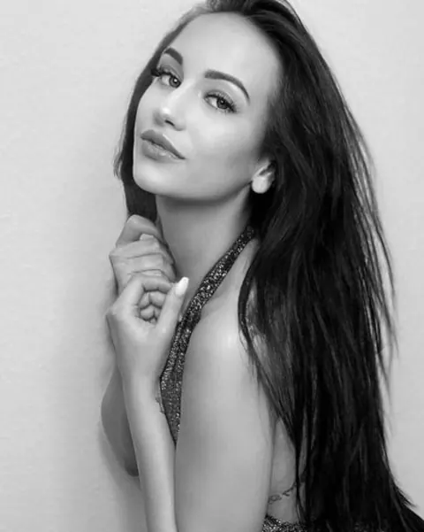 Woman in Lingerie Strips Nude and Poses Slowly – photo 11 of 16